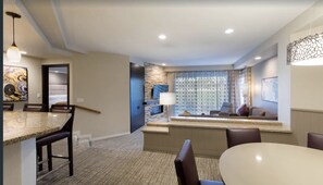 Interior - Marriott's Desert Springs I - One Bedroom Villa - Full kitchen and living room (Palm Desert)