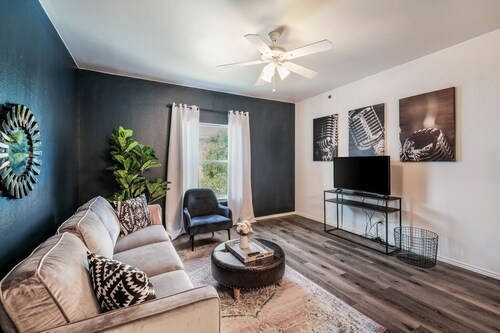 AA3 10% OFF Updated 2BR Apt Near Medical Center Fast WiFi With Parking