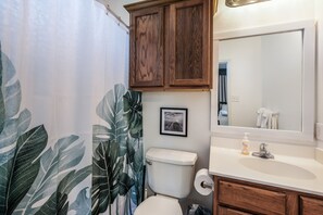 Ensemble douche/baignoire, serviettes fournies, savon, papier toilette