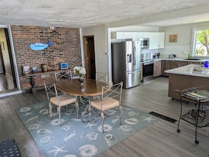 Fridge, microwave, oven, stovetop - Channel House on the waterfront (Middle Bass island)