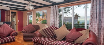 Large wood cabin 5 min drive to  Inch beach on the Wild Atlantic Way in Co kerry