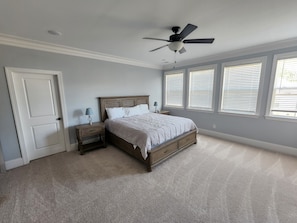 6 bedrooms, iron/ironing board, free WiFi, bed sheets - Spacious 6 bedroom on golf course (Masters Rental) (Evans)
