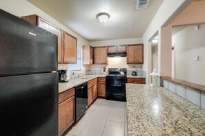 Frigorifero, microonde, forno, piano cottura