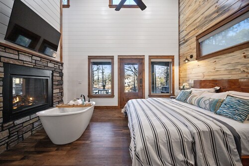 Cottage on the Pond: Hot Tub, Patio, Fishing