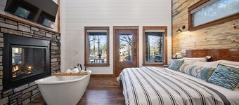 Cottage on the Pond: Hot Tub, Patio, Fishing