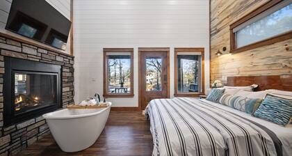 Cottage on the Pond: Hot Tub, Patio, Fishing