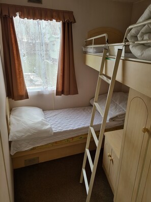 3 habitaciones y tabla de planchar con plancha 
