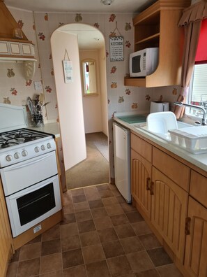 Kjøleskap, mikrobølgeovn, ovn og vannkoker