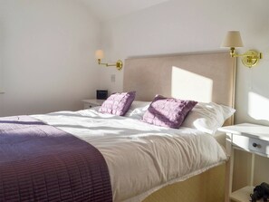 3 bedrooms, free WiFi, bed sheets - Charming and beautifully placed. (South Creake)