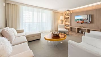 Una Smart TV, videojuegos, un reproductor de DVD, un futbolín