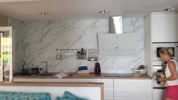 Geladeira, micro-ondas, fogão, cooktop