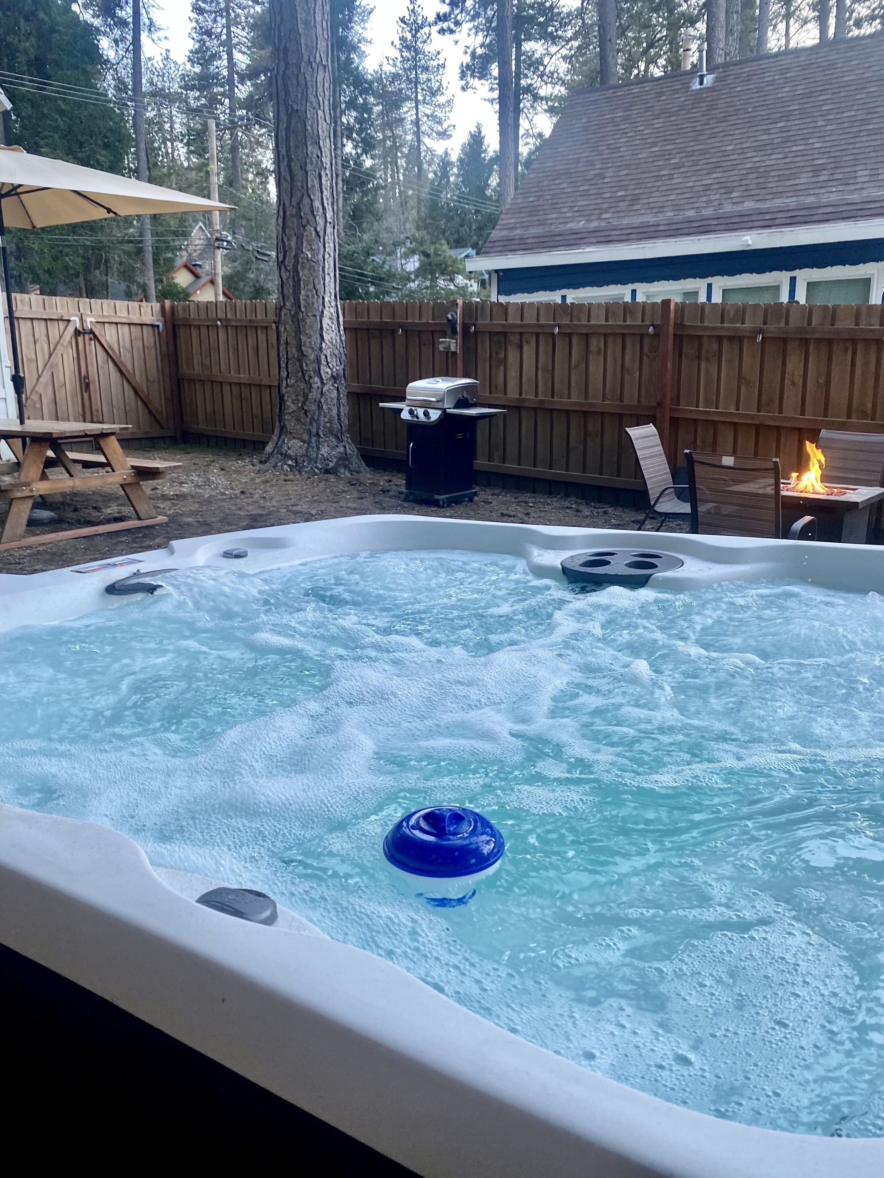  Hot tub. Lake. Fire pit. Bbq