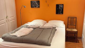 5 slaapkamers, een bureau, een strijkplank/strijkijzer, gratis wifi