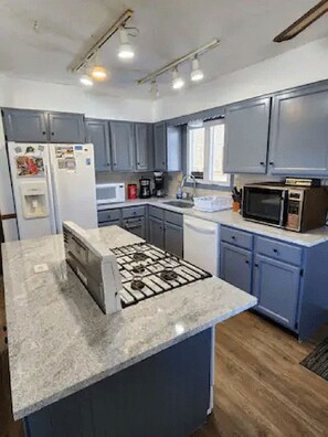 Refrigerador, microondas, horno y parrilla de estufa 