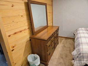 4 bedrooms, desk, free WiFi, bed sheets