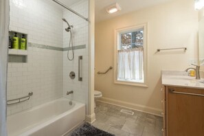 Combined shower/bathtub, hair dryer, towels, soap - Rugby Road Residential -RRR- near UVa and downtown (Charlottesville)