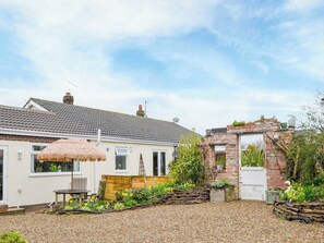 Exterior - Just love the sunken seating area and fire pit in the garden. (Hunmanby, near Filey)