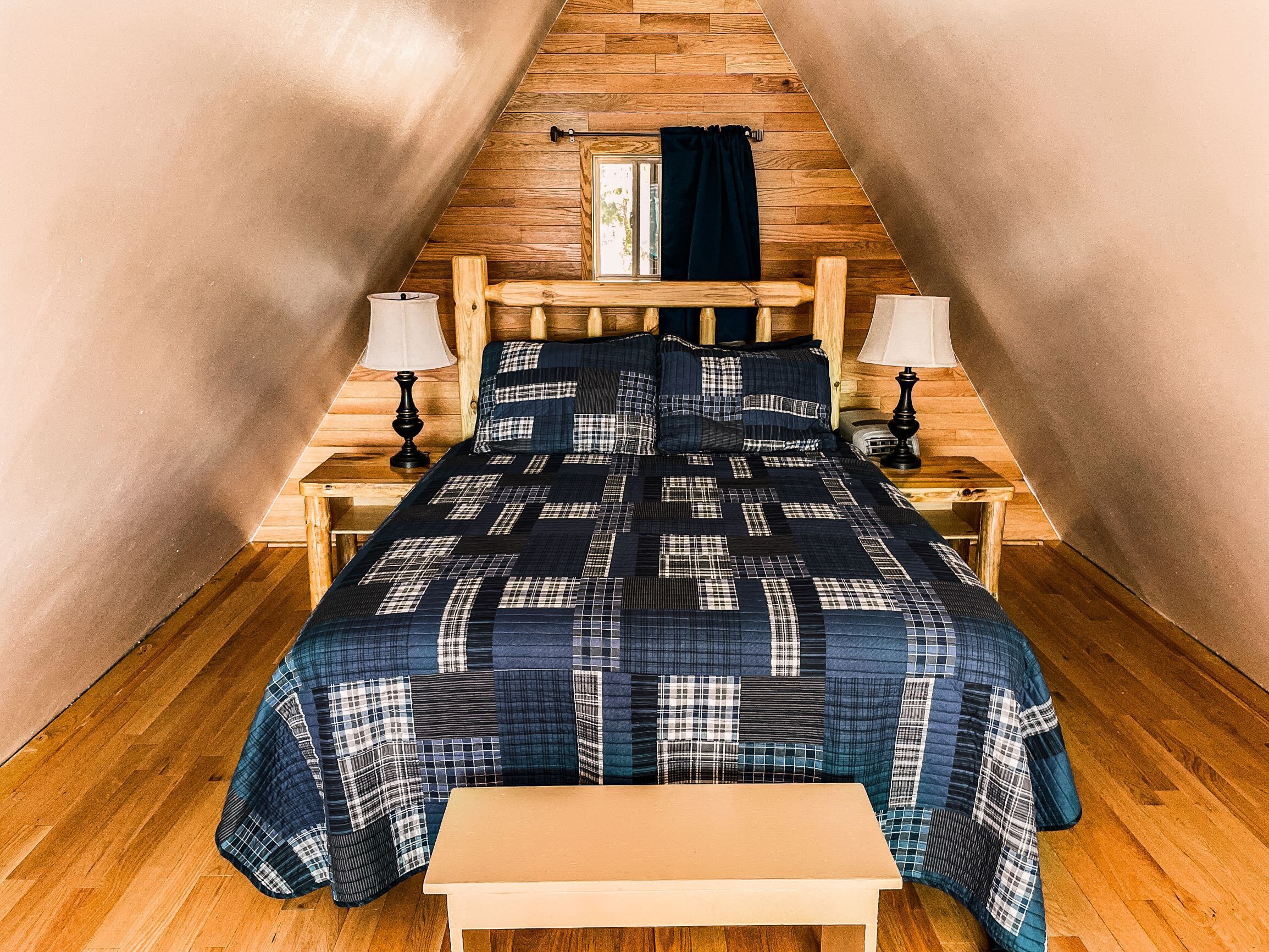 2 多间卧室、免费 WiFi、床单