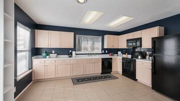 Frigorífico, horno, placa de cocina y lavavajillas