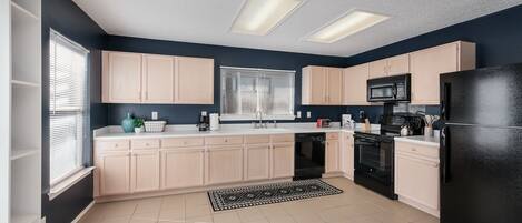 Fridge, oven, stovetop, dishwasher