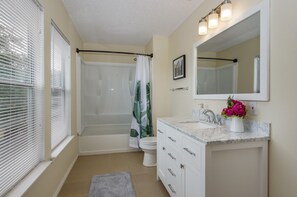 Combined shower/bathtub, towels, soap, shampoo - RF - Family Friendly Neighbor! Entire 3BR & 2B (San Antonio)