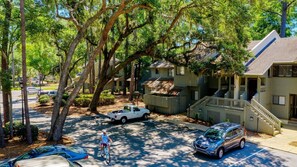 Property grounds - Beautiful Secluded Haven w/ Fully-equipped Kitchen (Hilton Head Island)