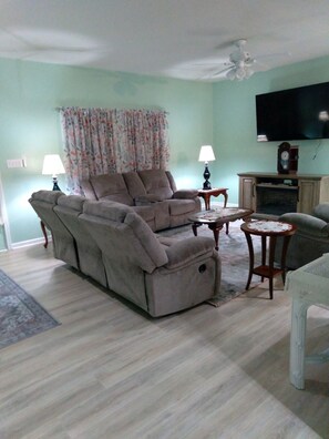 Älytelevisio, takka, kirjoja