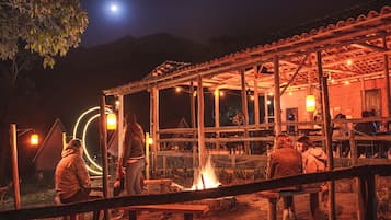 Se sirven desayunos y cenas, restaurante con mesas al aire libre 