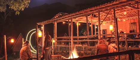 Serviço de café da manhã e jantar, restaurante ao ar livre 