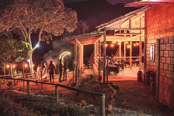 Serviço de café da manhã e jantar, restaurante ao ar livre