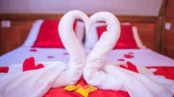 Chalé | Memory-foam beds, minibar, laptop workspace, blackout curtains