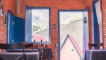 Serviço de café da manhã e jantar, restaurante ao ar livre