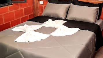 Chalé | Memory-foam beds, minibar, laptop workspace, blackout curtains