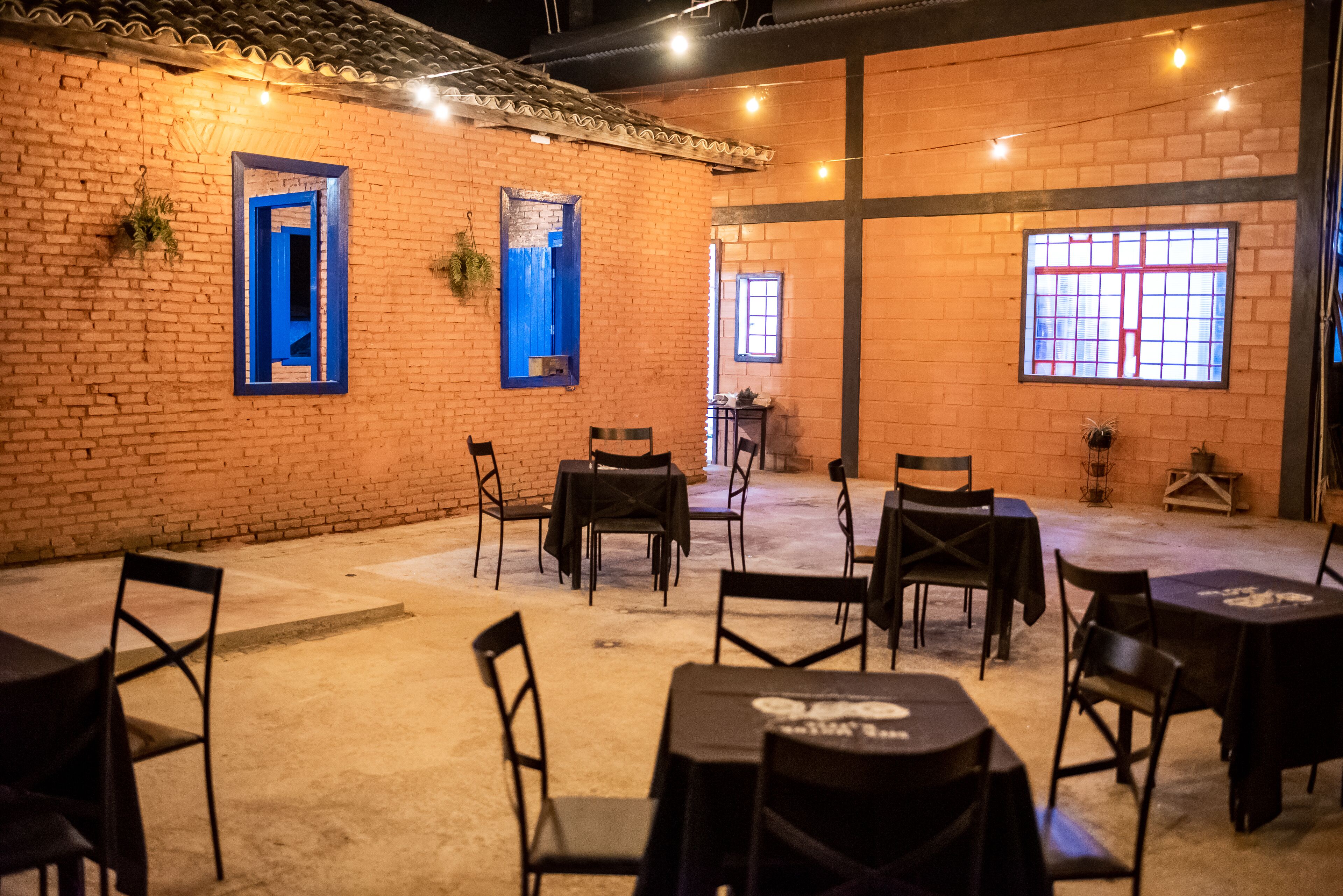 Breakfast, dinner served; farm to table cuisine, alfresco dining 