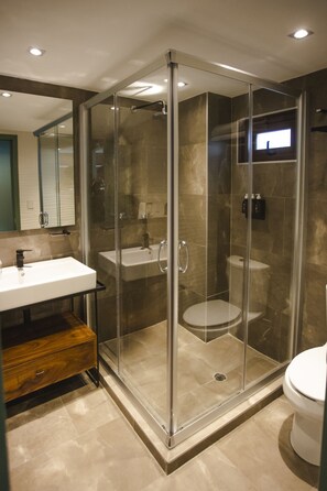 Suite | Bathroom | Shower, rainfall showerhead, hair dryer, bathrobes - Matiana (Zacatecas)