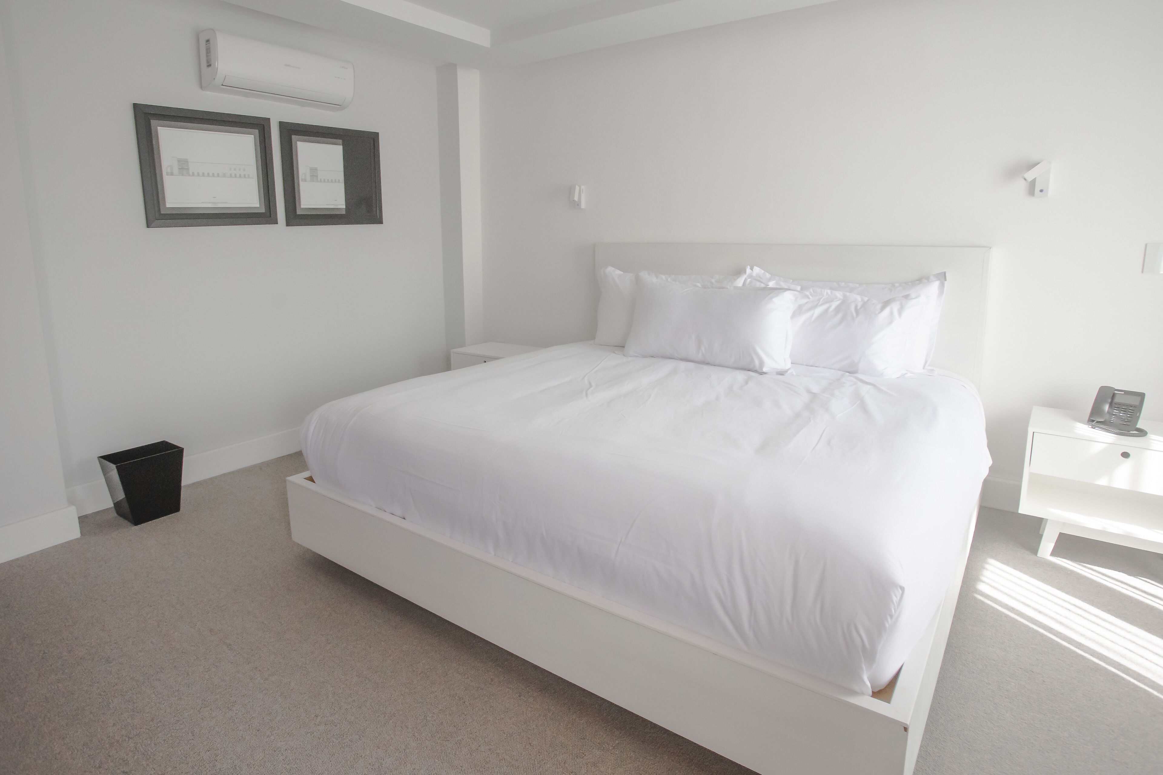 Ropa de cama de alta calidad, camas con pillow-top y minibar 