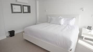 Ropa de cama de alta calidad, camas con pillow-top y minibar