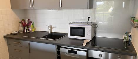 Refrigerador, microondas, horno y lavavajillas