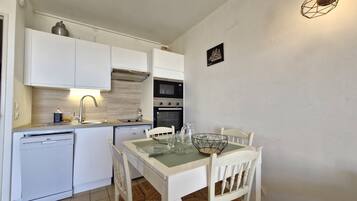 Frigorífico, microondas, lavavajillas y tostadora