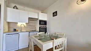 Kühlschrank, Mikrowelle, Geschirrspüler, Toaster