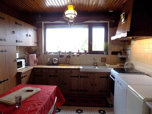 Jääkaappi, mikroaaltouuni, astianpesukone, leivänpaahdin