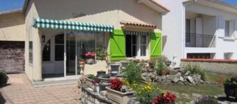 Royan - RUSTIC HOUSE with enclosed garden - near SHOPS and BEACHES