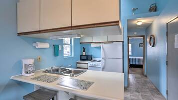 Fridge, microwave, stovetop, dishwasher