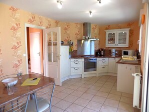 Réfrigérateur, micro-ondes, lave-vaisselle, grille-pain