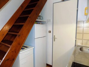 Réfrigérateur, micro-ondes, lave-vaisselle, grille-pain