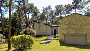 Un edificio de piedra con una puerta pequeña al frente y escalones que conducen a ella.