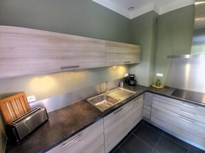 Kühlschrank, Mikrowelle, Geschirrspüler, Toaster