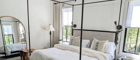 6 bedrooms, desk, iron/ironing board, travel cot