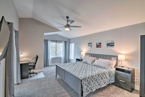 4 soverom, skrivebord, strykejern/-brett og internettilgang