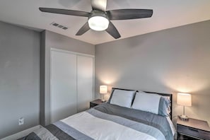 4 habitaciones, escritorio, tabla de planchar con plancha y internet